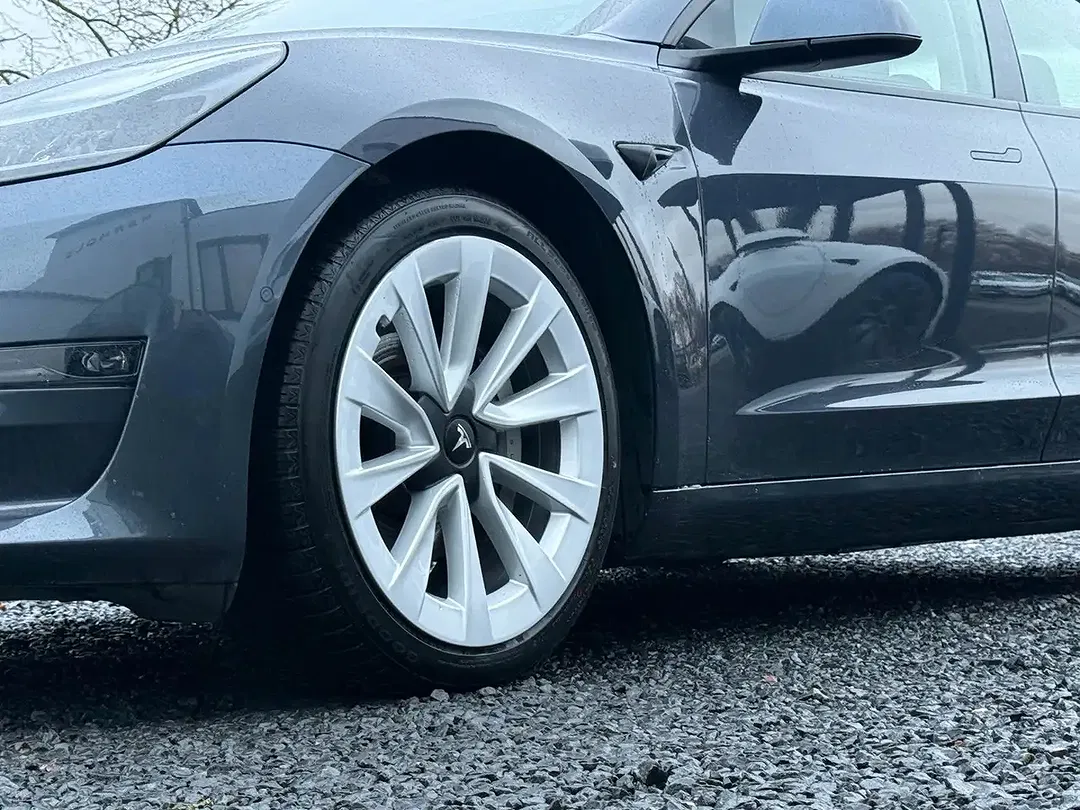 Tesla Model 3 - Thumbnail 9