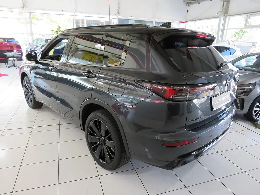 Mitsubishi Outlander - Thumbnail 3