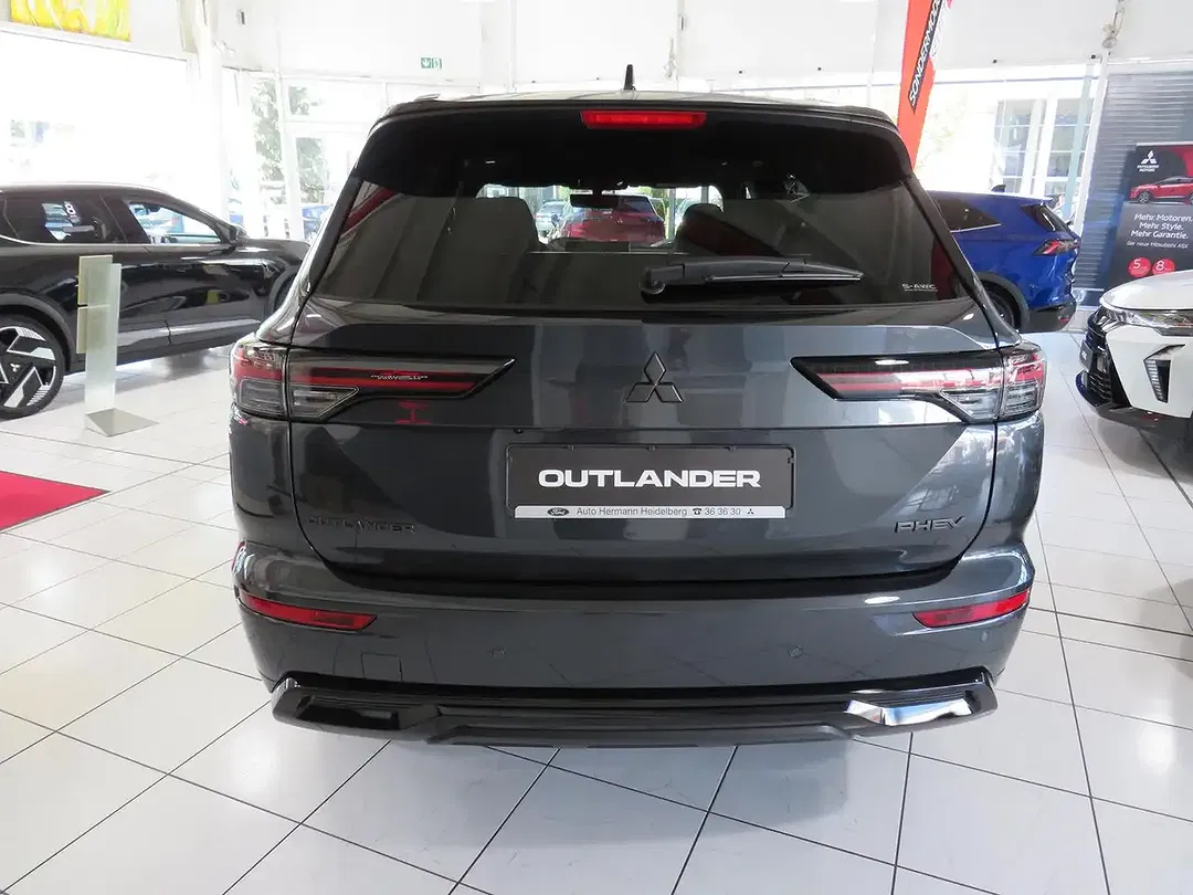 Mitsubishi Outlander - Thumbnail 4