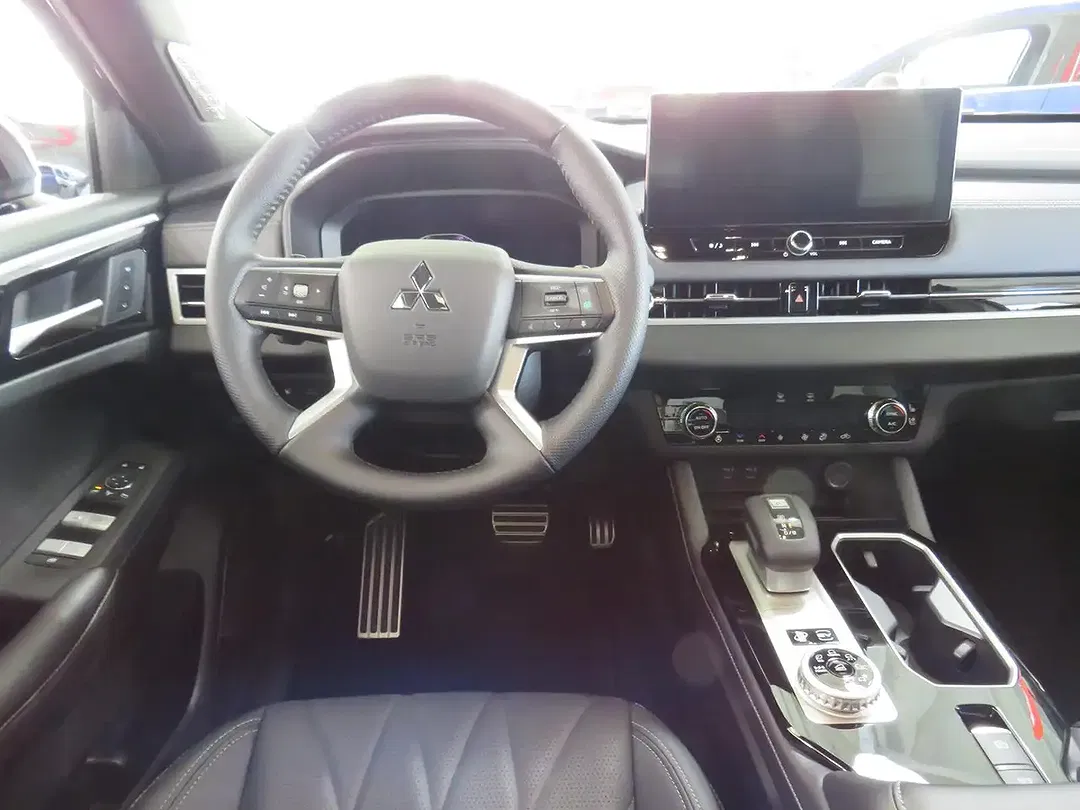 Mitsubishi Outlander - Thumbnail 8