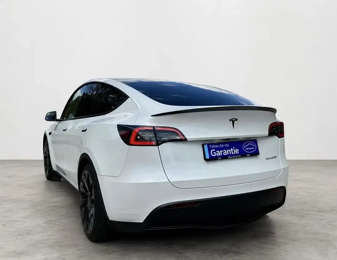 Tesla Model Y - Thumbnail 3