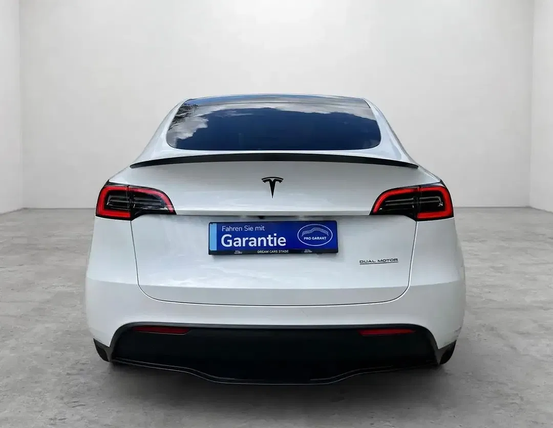 Tesla Model Y - Thumbnail 4