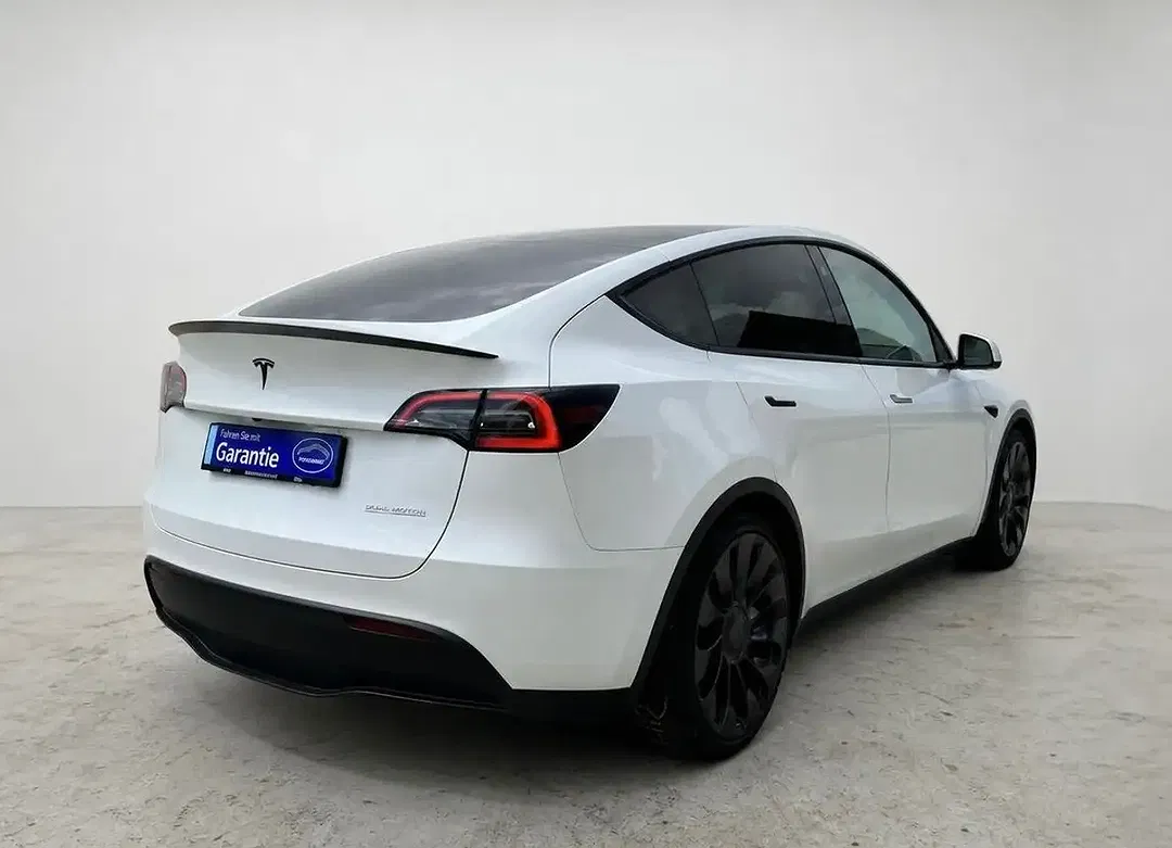 Tesla Model Y - Thumbnail 5