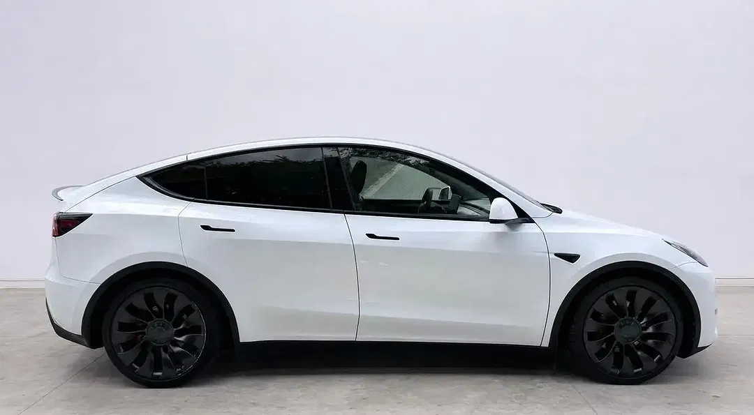 Tesla Model Y - Thumbnail 6