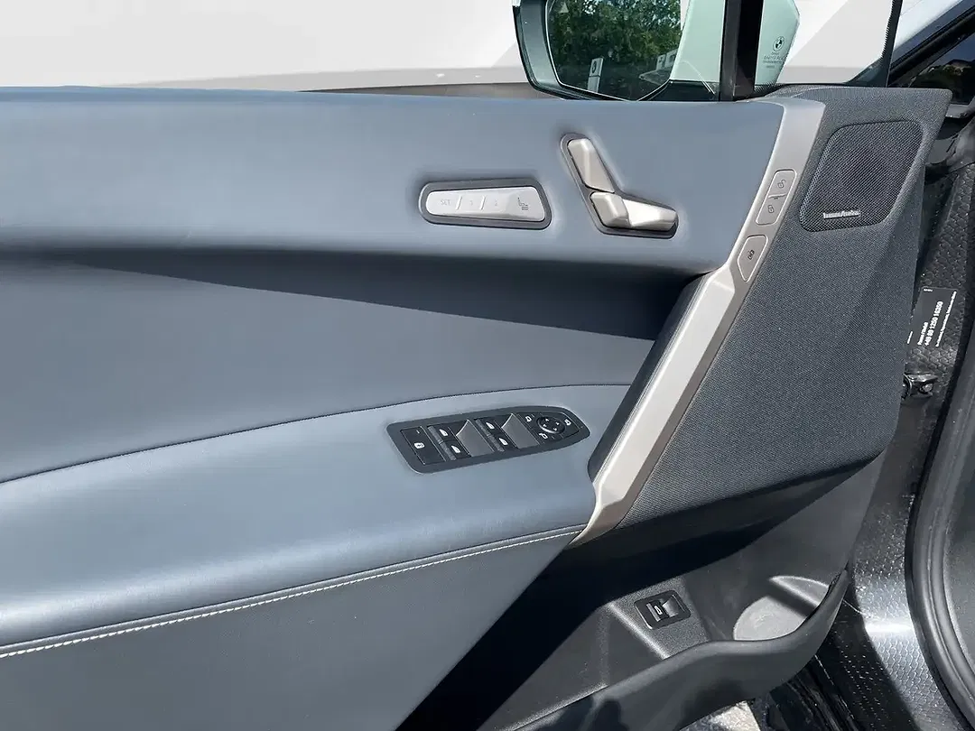 BMW iX - Thumbnail 10
