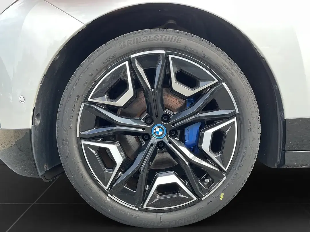 BMW iX - Thumbnail 8