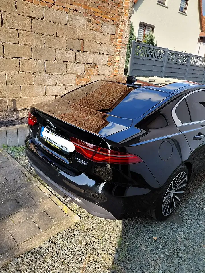 Jaguar XE - Thumbnail 4