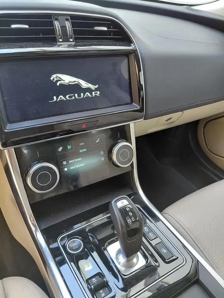 Jaguar XE - Thumbnail 7