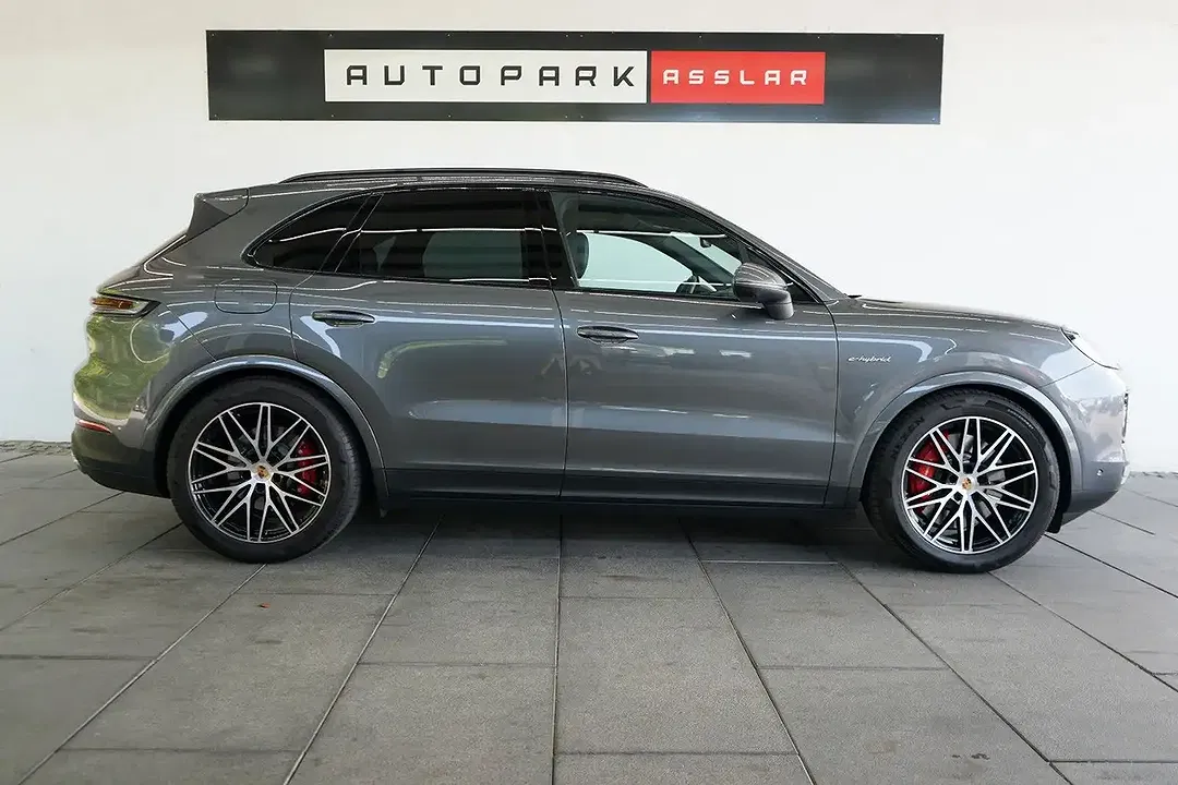 Porsche Cayenne - Thumbnail 1