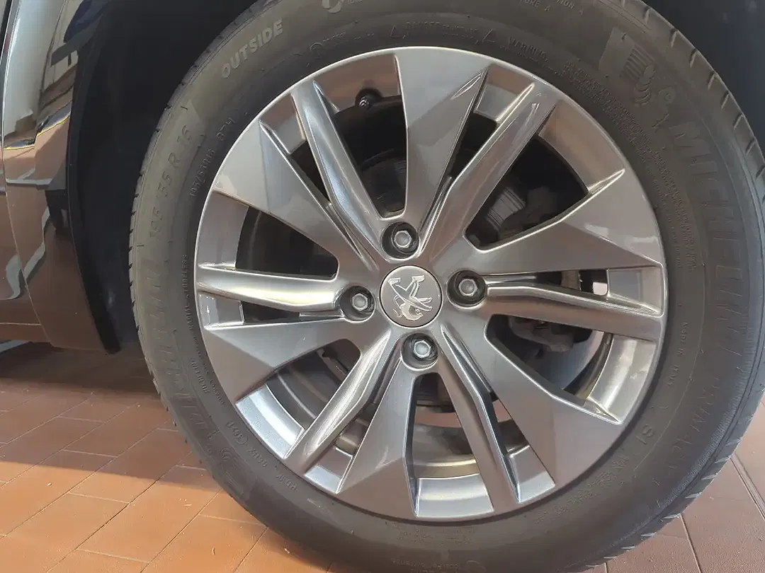 Peugeot 208 - Thumbnail 16