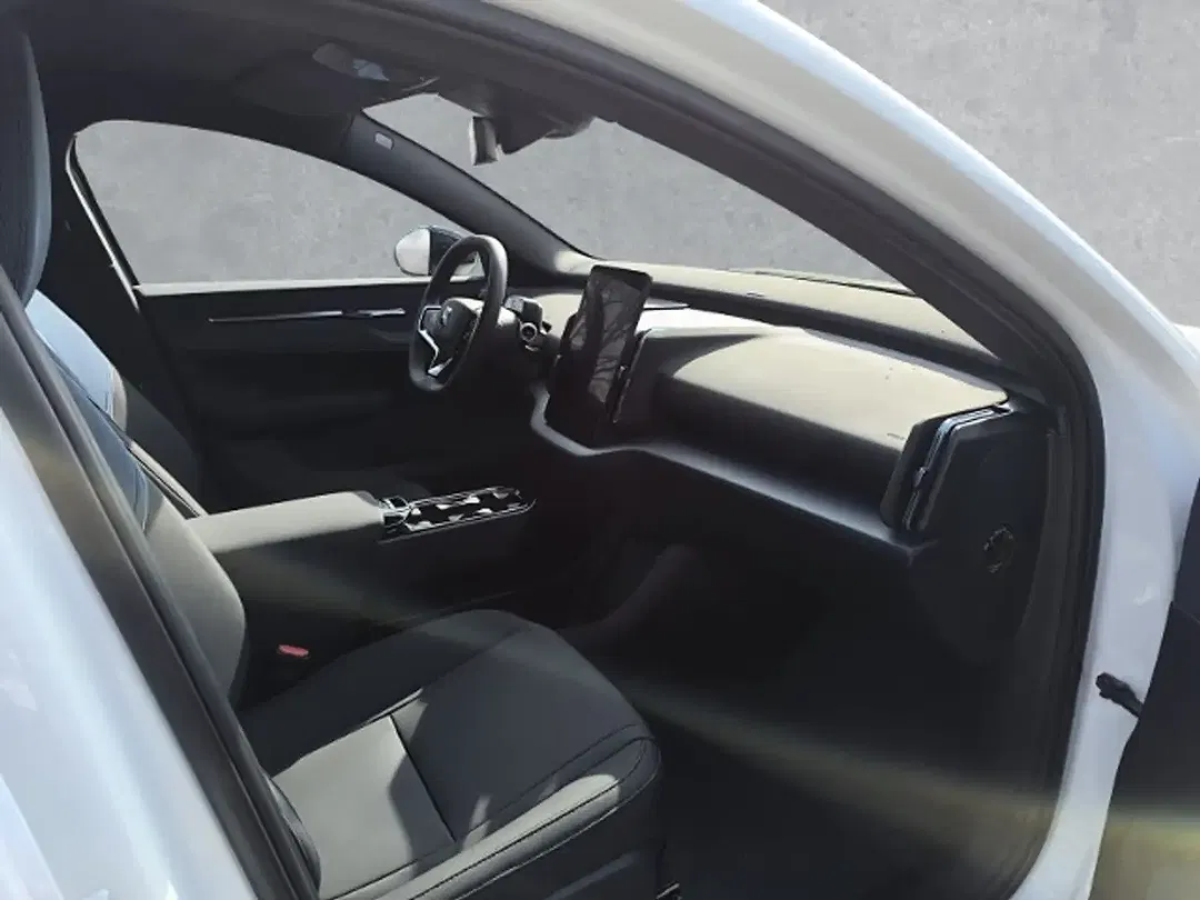 Volvo EX30 - Thumbnail 3