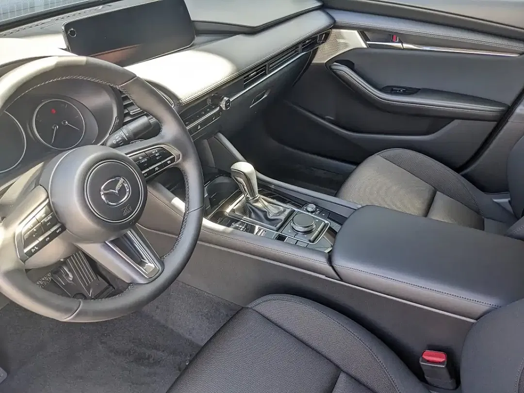 Mazda 3 - Thumbnail 3