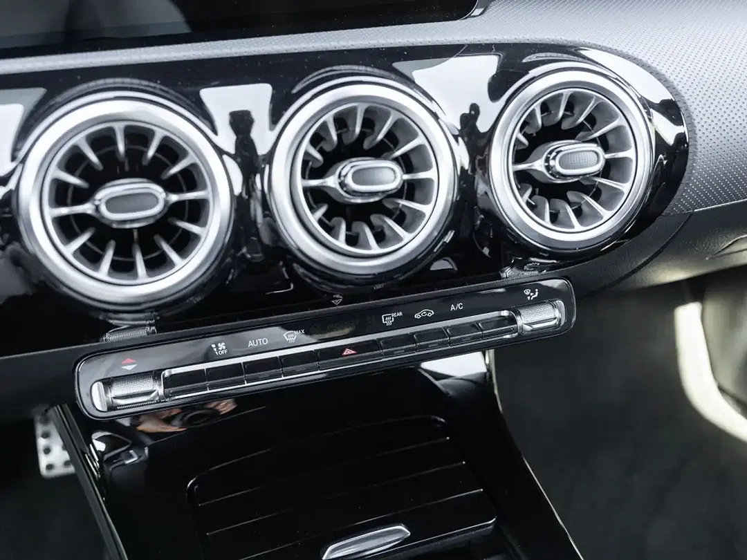Mercedes-Benz CLA 200 - Thumbnail 13