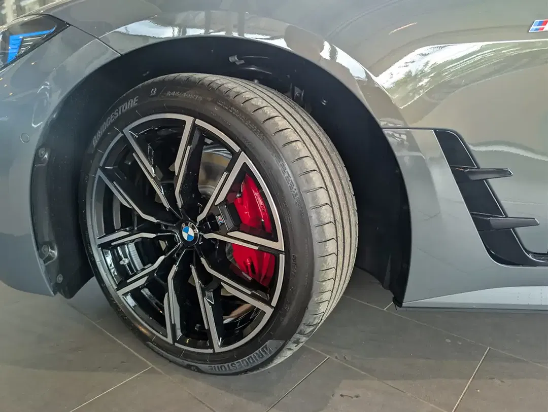 BMW i4 - Thumbnail 2