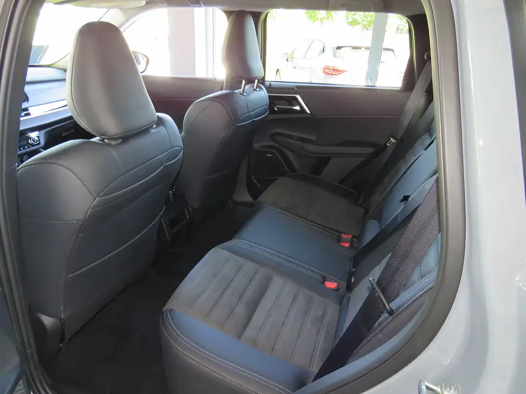 Mitsubishi Outlander - Thumbnail 8