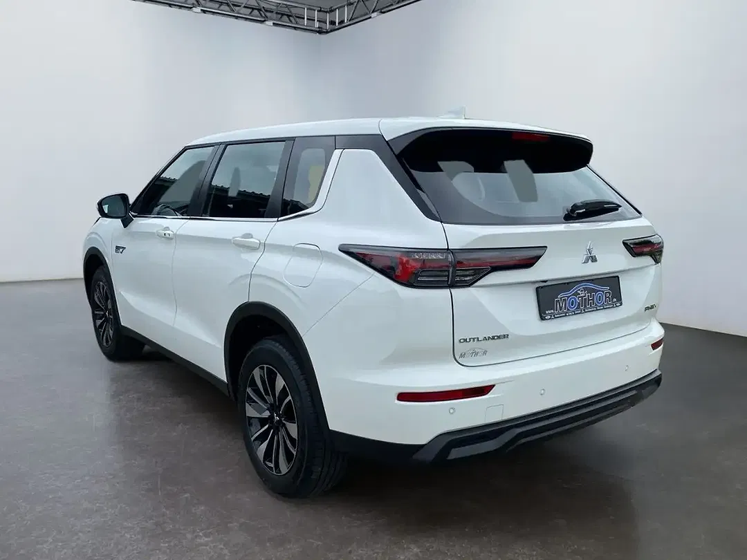 Mitsubishi Outlander - Thumbnail 4