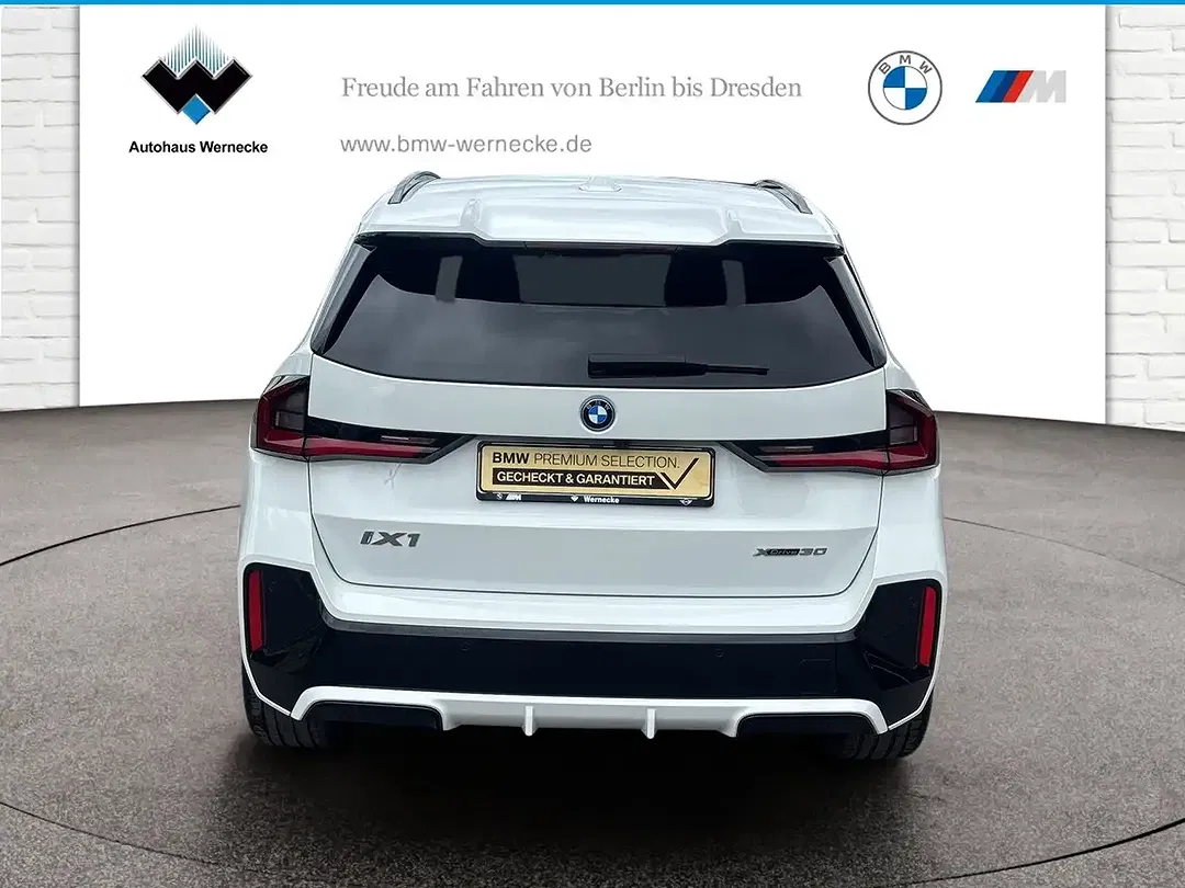 BMW iX1 - Thumbnail 4