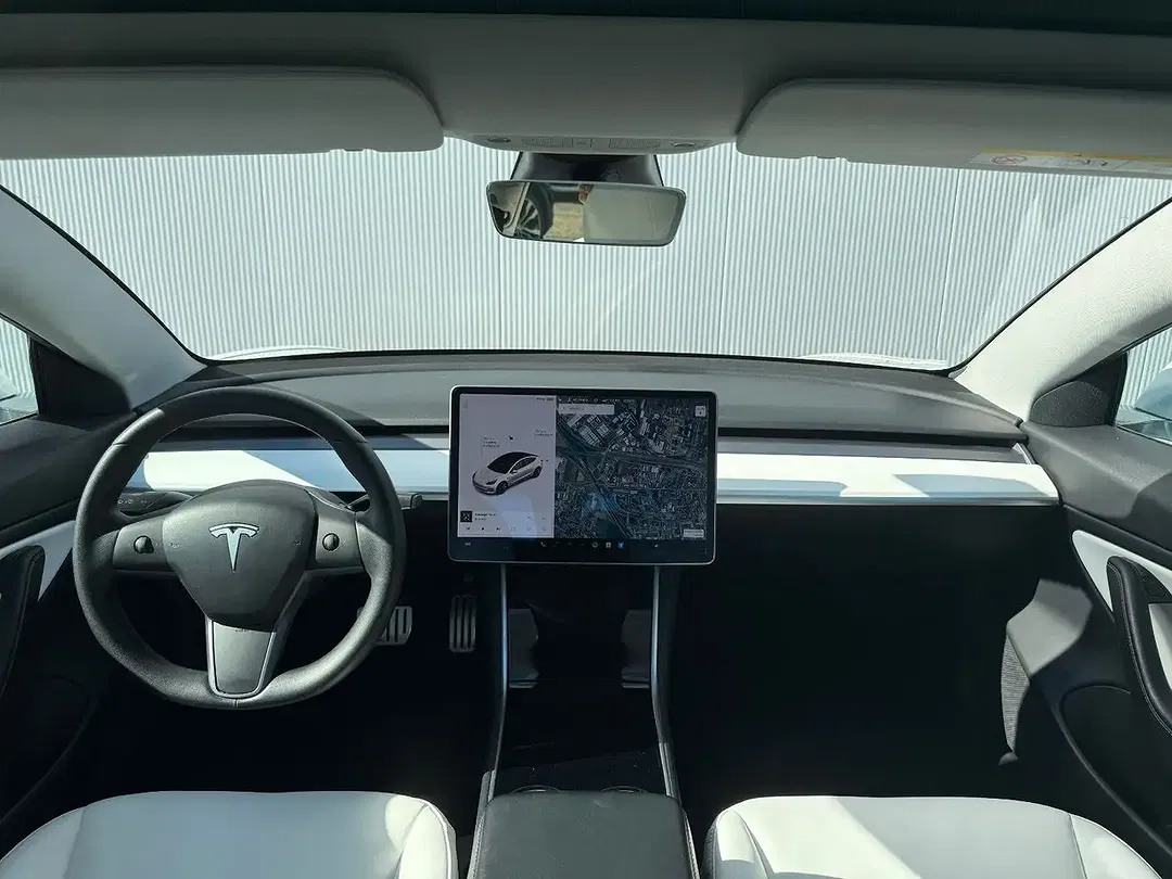 Tesla Model 3 - Thumbnail 10