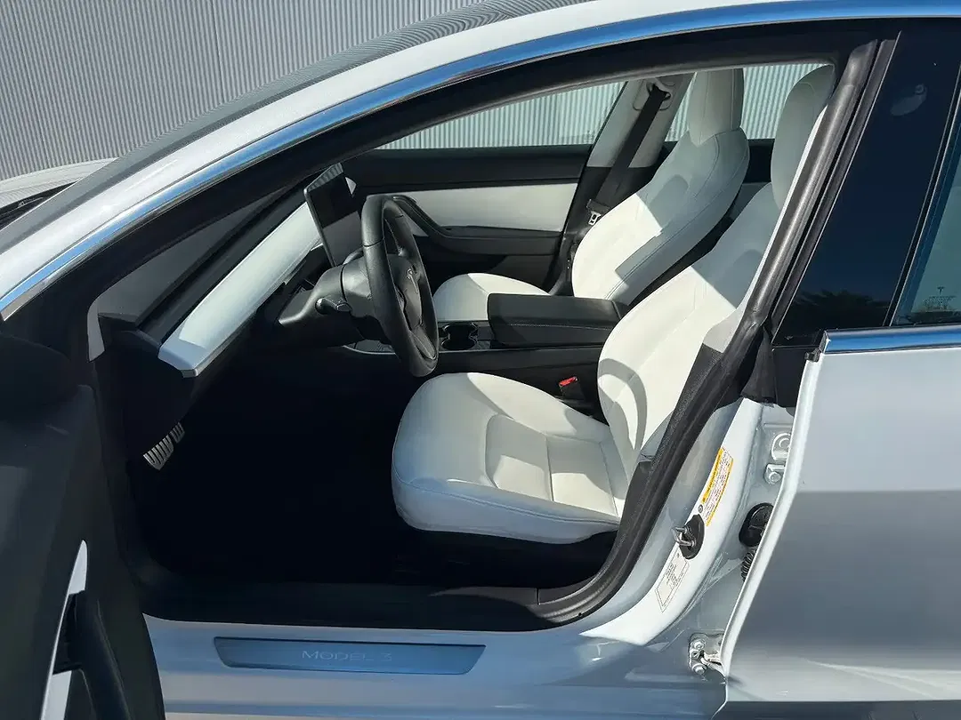 Tesla Model 3 - Thumbnail 11