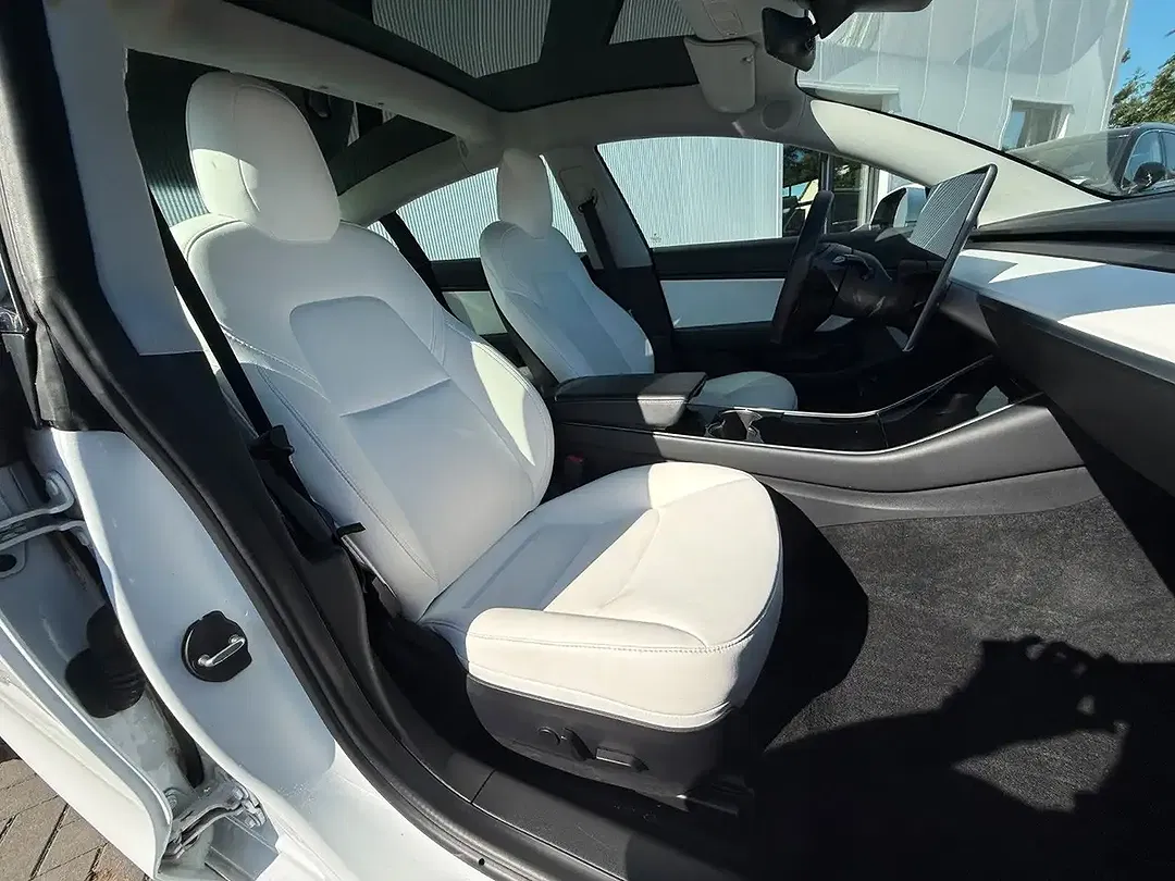 Tesla Model 3 - Thumbnail 12