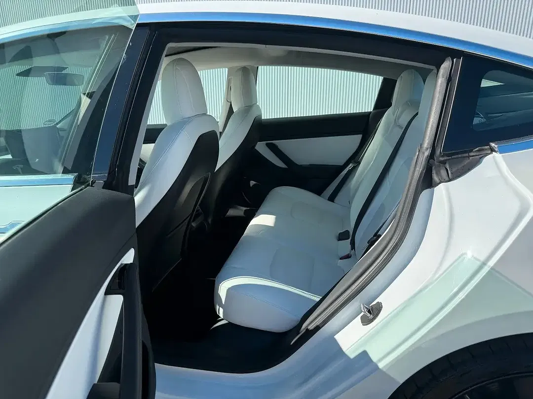 Tesla Model 3 - Thumbnail 13