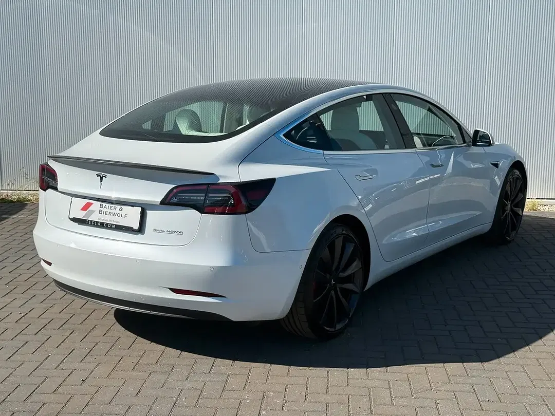 Tesla Model 3 - Thumbnail 4
