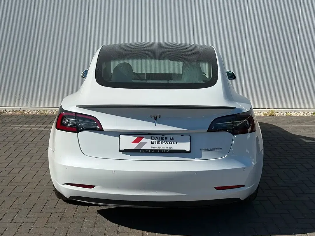 Tesla Model 3 - Thumbnail 5