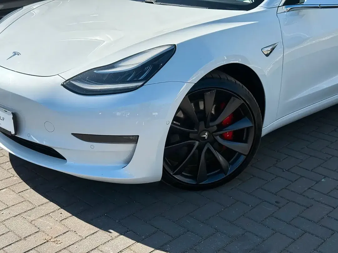 Tesla Model 3 - Thumbnail 8