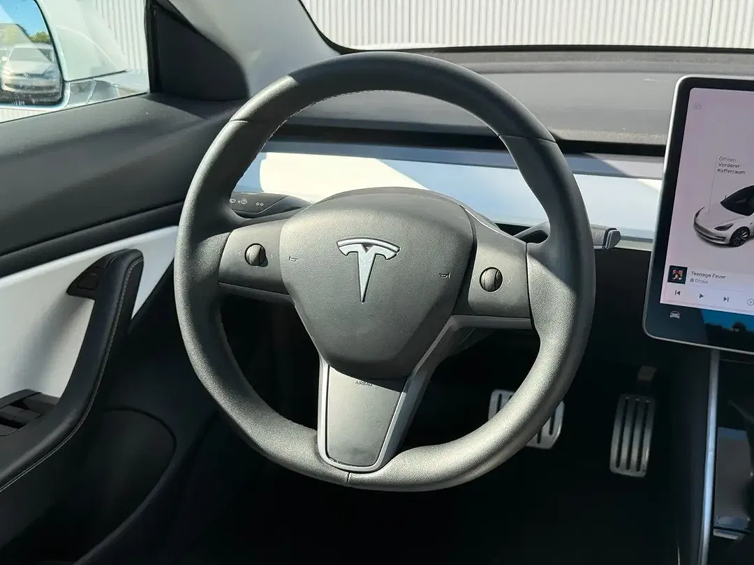 Tesla Model 3 - Thumbnail 9