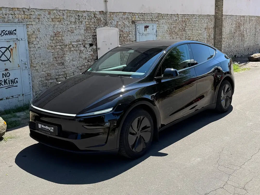 Tesla Model Y - Thumbnail 1