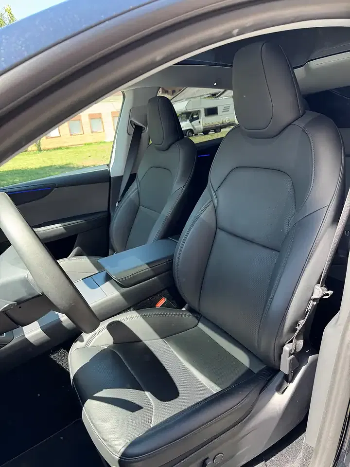 Tesla Model Y - Thumbnail 11