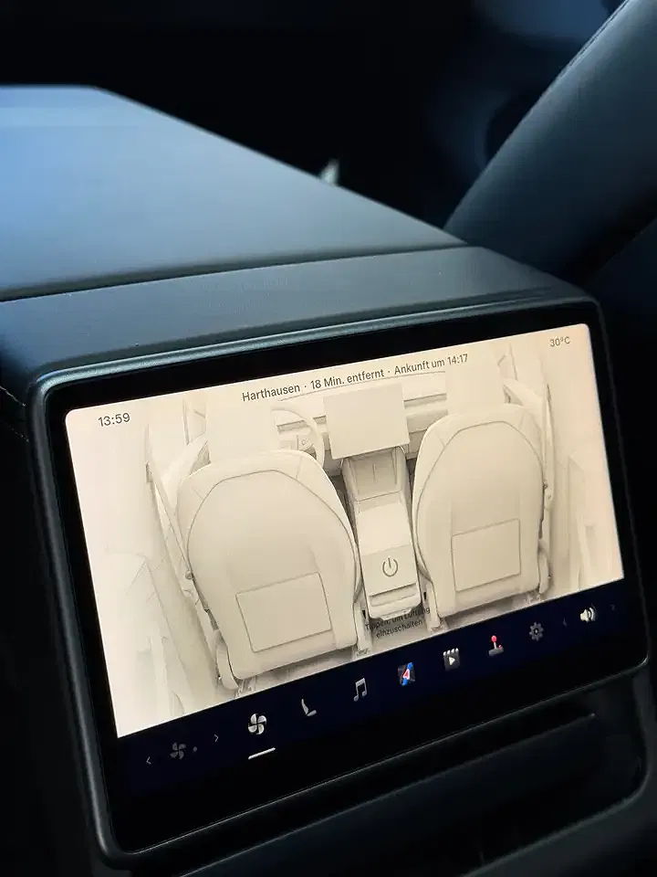 Tesla Model Y - Thumbnail 14