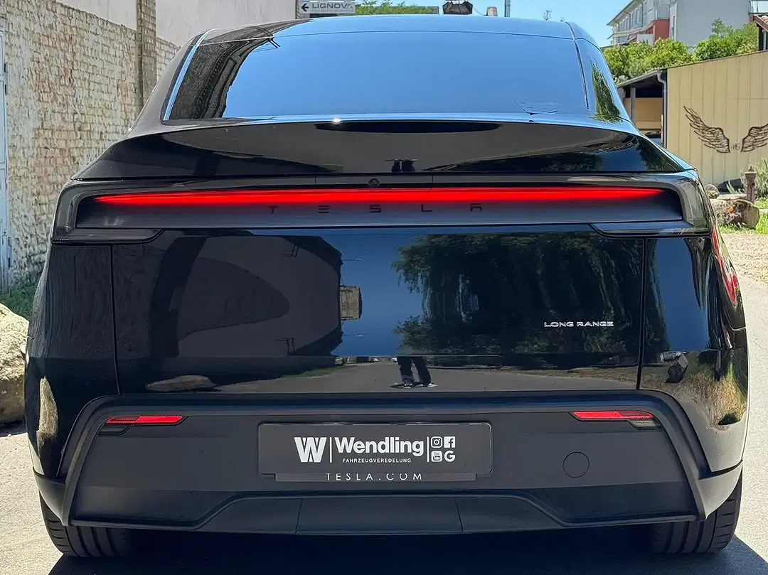 Tesla Model Y - Thumbnail 6