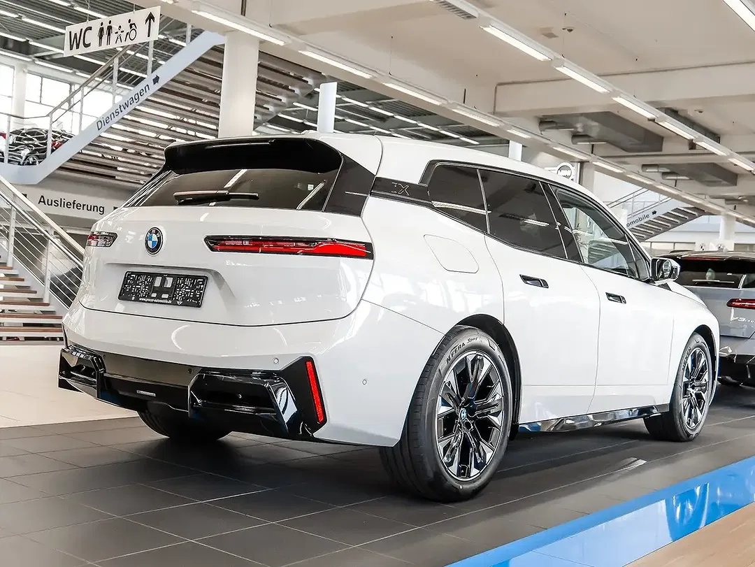 BMW iX - Thumbnail 2