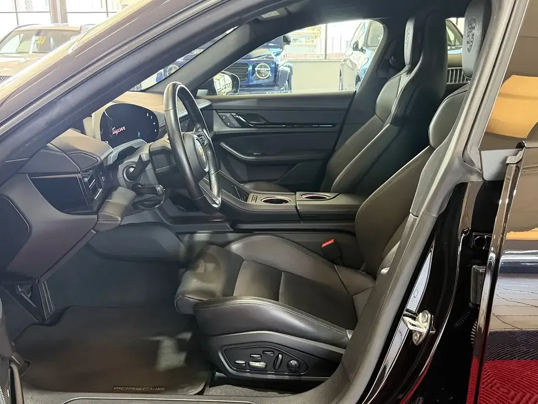 Porsche Taycan - Thumbnail 12