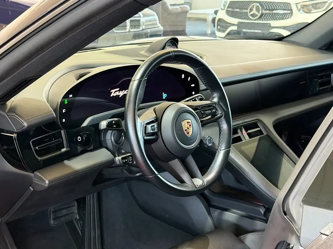 Porsche Taycan - Thumbnail 13