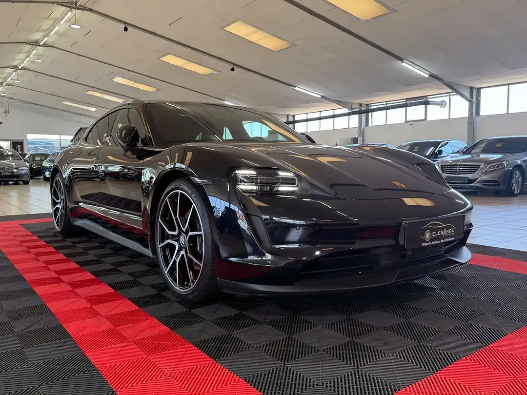 Porsche Taycan - Thumbnail 3