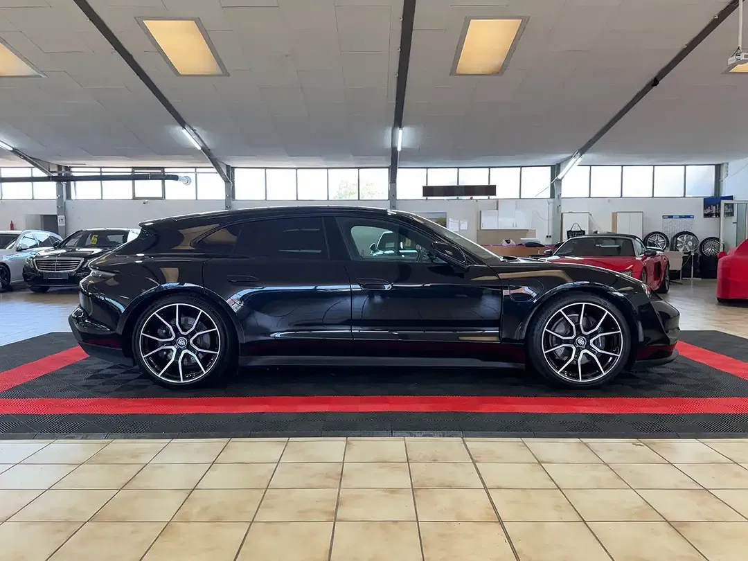 Porsche Taycan - Thumbnail 4