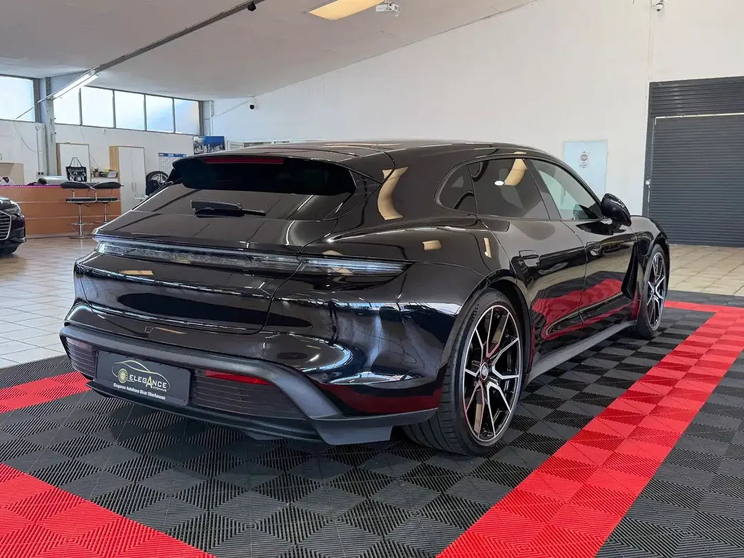 Porsche Taycan - Thumbnail 5