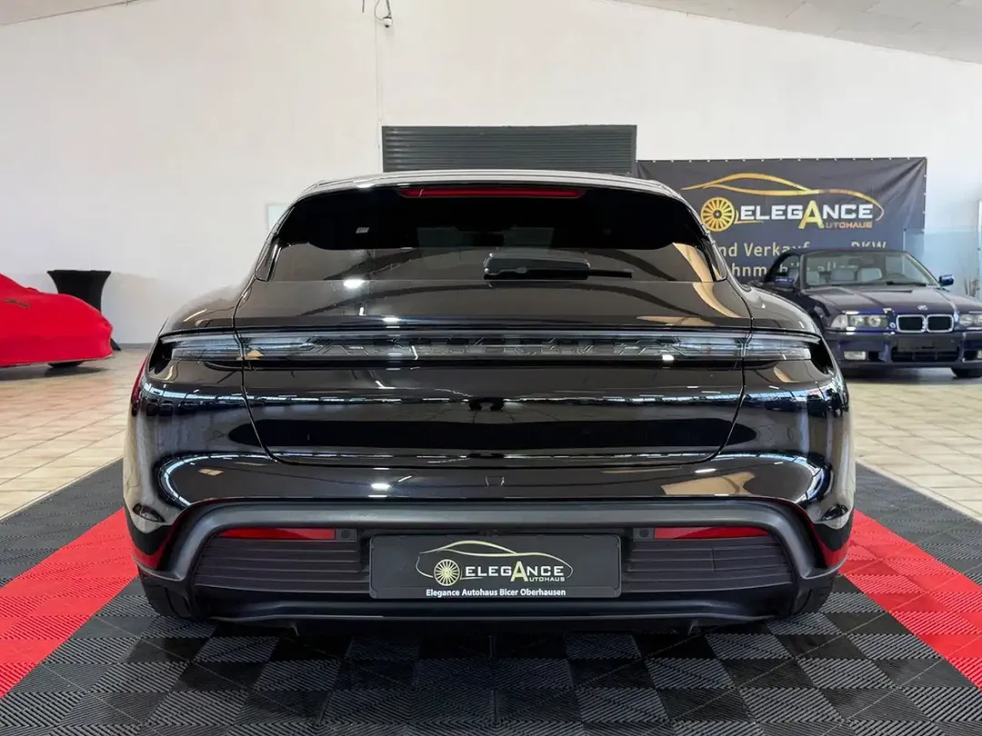Porsche Taycan - Thumbnail 6