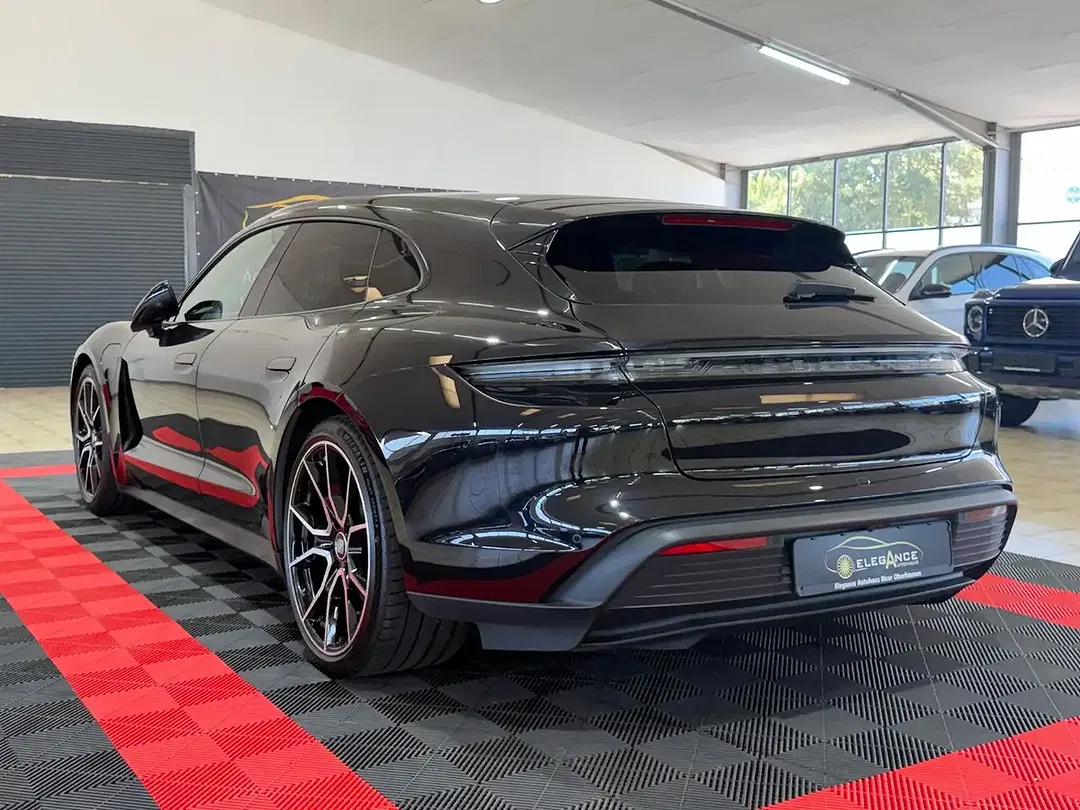 Porsche Taycan - Thumbnail 7