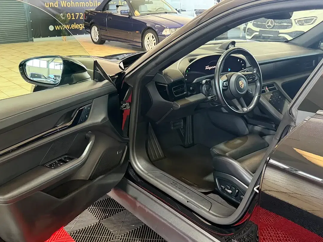 Porsche Taycan - Thumbnail 9