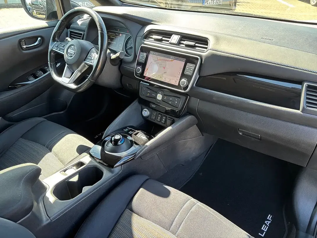 Nissan Leaf - Thumbnail 11