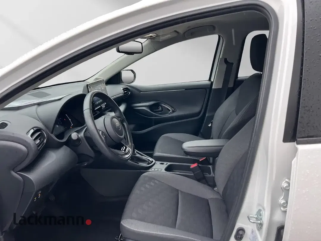 Toyota Yaris - Thumbnail 9
