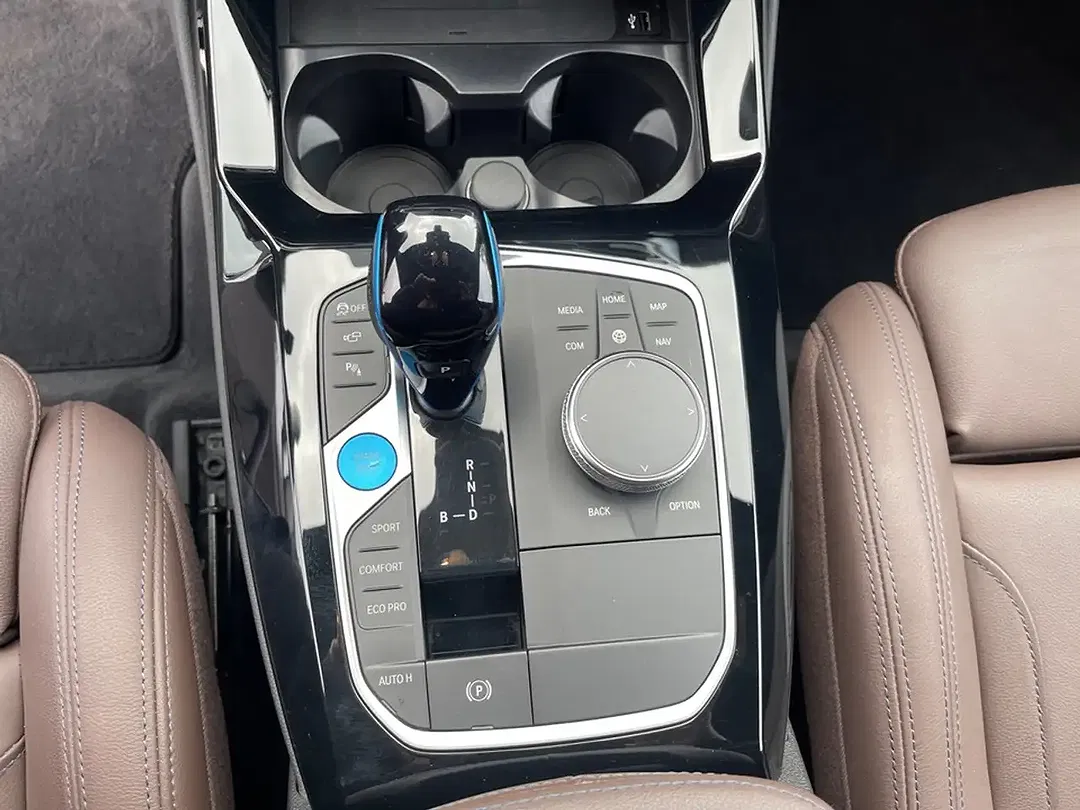 BMW iX3 - Thumbnail 11