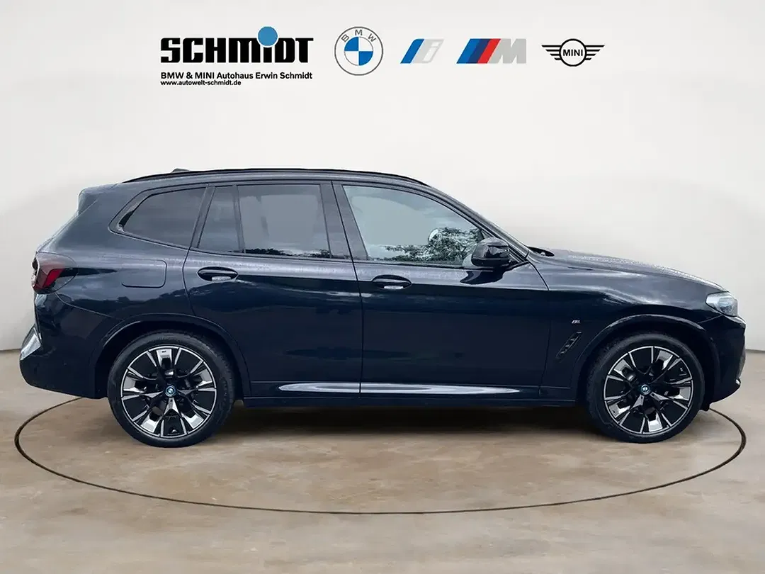 BMW iX3 - Thumbnail 6