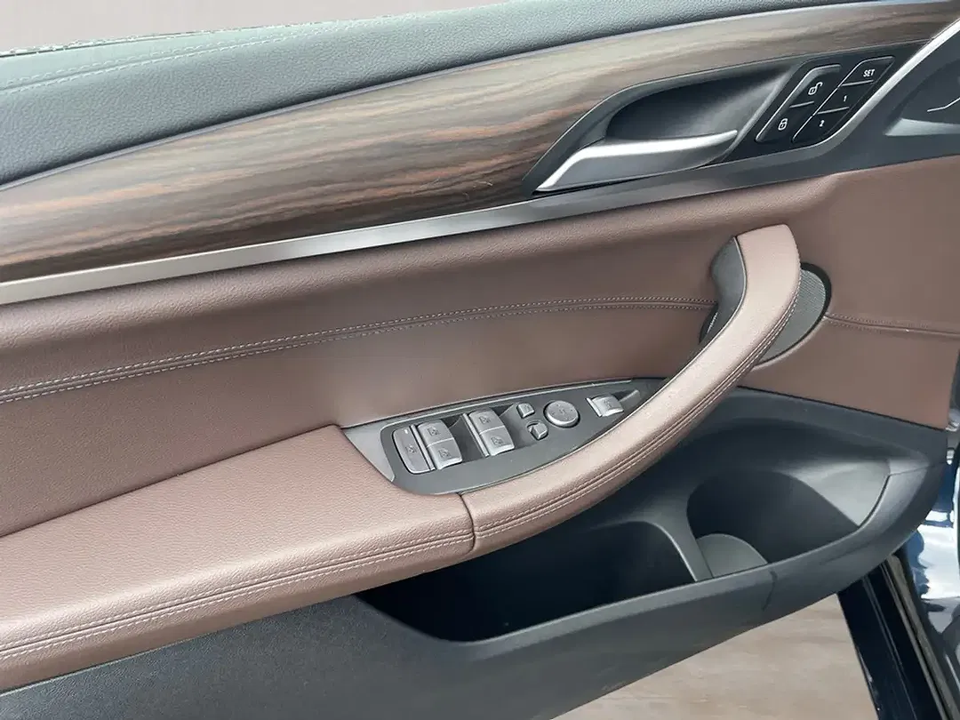 BMW iX3 - Thumbnail 8