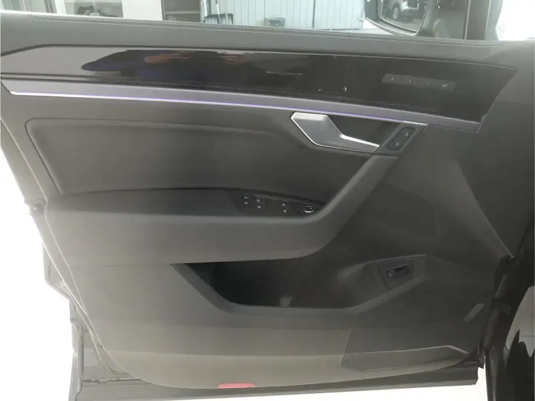 Volkswagen Touareg - Thumbnail 13