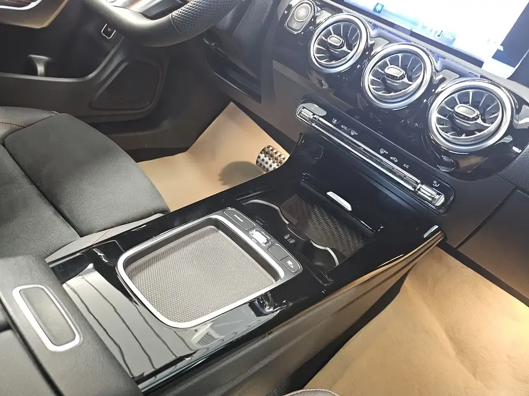 Mercedes-Benz CLA 200 - Thumbnail 10