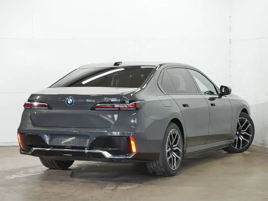 BMW 750 xDrive M Sport - foto 2